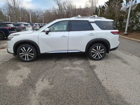 New 2025 Nissan Pathfinder Platinum image 1