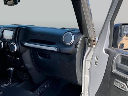 Used 2015 Jeep Wrangler Unlimited Sahara AWD/4WD image 16