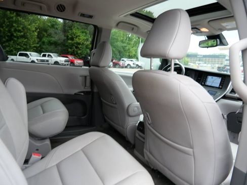 Used 2018 Toyota Sienna XLE w/ XLE Navigation Package AWD/4WD image 14