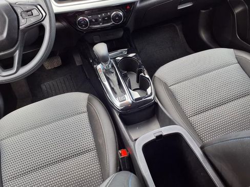Used 2025 Chevrolet Trax LT FWD image 8