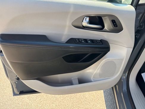 Used 2023 Chrysler Pacifica Touring-L FWD image 10