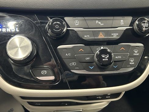 Used 2019 Chrysler Pacifica Touring-L Plus w/ Tire & Wheel Group image 32