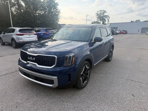 Certified 2023 Kia Telluride EX w/ EX Captain's Chair Package AWD/4WD image 2
