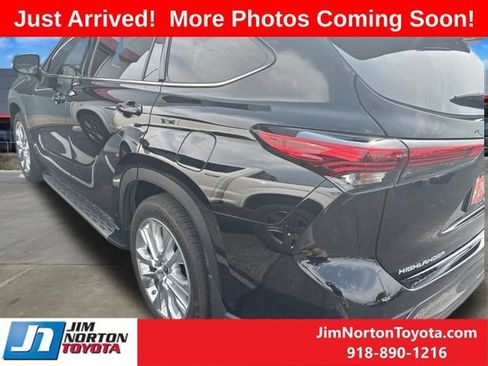 Used 2021 Toyota Highlander Limited FWD image 6