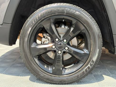 Used 2023 Jeep Grand Cherokee Altitude RWD image 18
