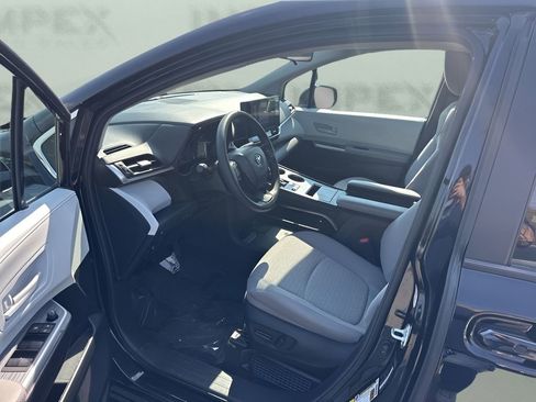 Used 2025 Toyota Sienna LE image 9