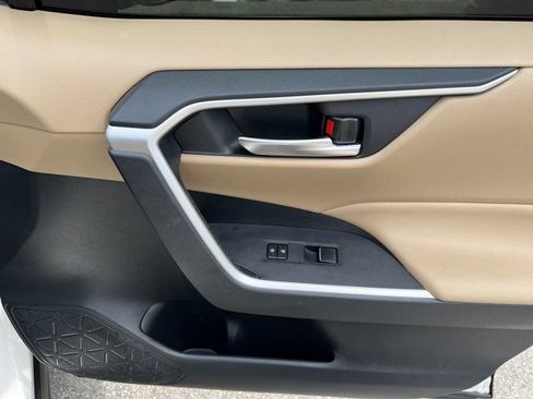 Used 2019 Toyota RAV4 XLE Premium FWD image 17