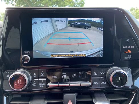Used 2023 Toyota Highlander XLE AWD/4WD image 22
