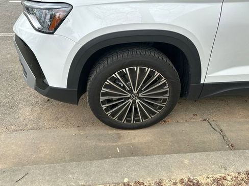 Used 2025 Volkswagen Taos SE image 4