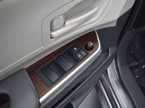 Used 2024 Toyota Sienna LE image 8