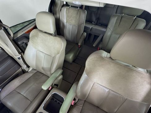 Used 2013 Chrysler Town & Country Limited w/ Luxury Group FWD image 14