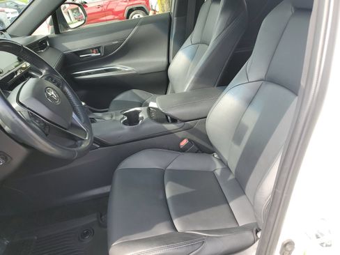 Certified 2022 Toyota Venza XLE AWD/4WD image 17
