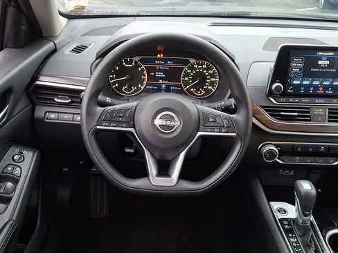 Used 2024 Nissan Altima 2.5 SV FWD image 19