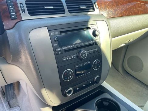 Used 2010 GMC Yukon XL SLT w/ SLT-2 Equipment Package AWD/4WD image 10