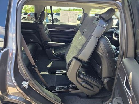Used 2023 Jeep Grand Cherokee L Limited w/ Black Appearance Package AWD/4WD image 17