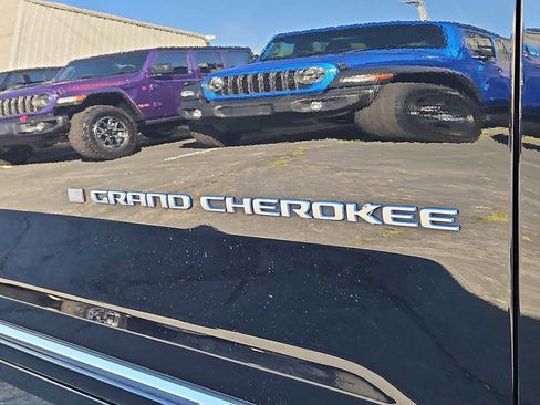 Used 2022 Jeep Grand Cherokee Summit w/ Luxury Tech Group V image 13