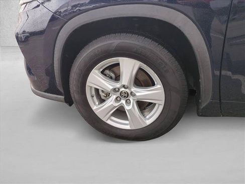 Used 2021 Toyota Highlander LE FWD image 23