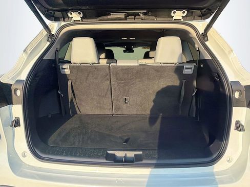 Used 2025 Toyota Highlander XLE AWD/4WD image 12