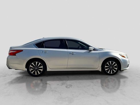 Used 2016 Nissan Altima 2.5 SV FWD image 6