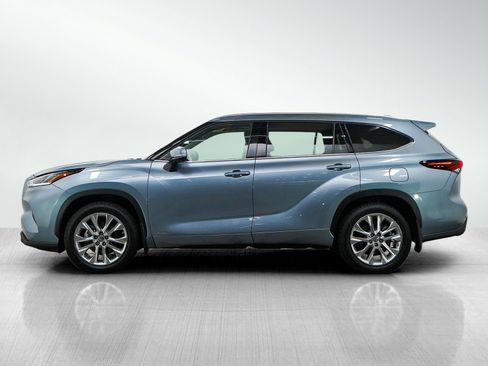 Used 2024 Toyota Highlander Limited AWD/4WD image 2