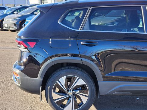 Certified 2025 Volkswagen Taos SE image 6