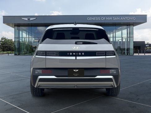 Used 2025 Hyundai Ioniq 5 SE RWD image 4