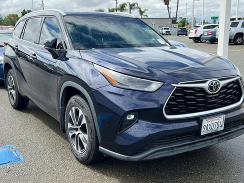 Used 2022 Toyota Highlander XLE image 3