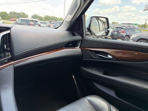 Used 2019 Cadillac Escalade Premium Luxury RWD image 22