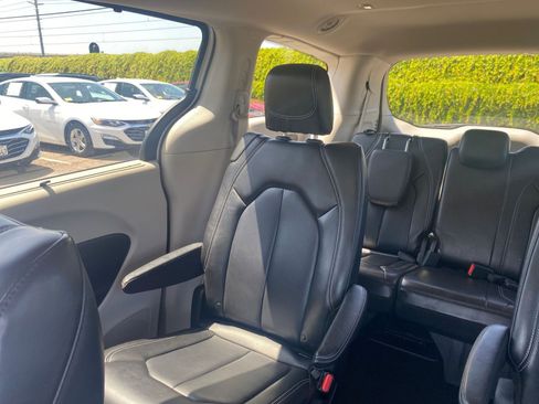 Used 2023 Chrysler Pacifica Touring-L image 40