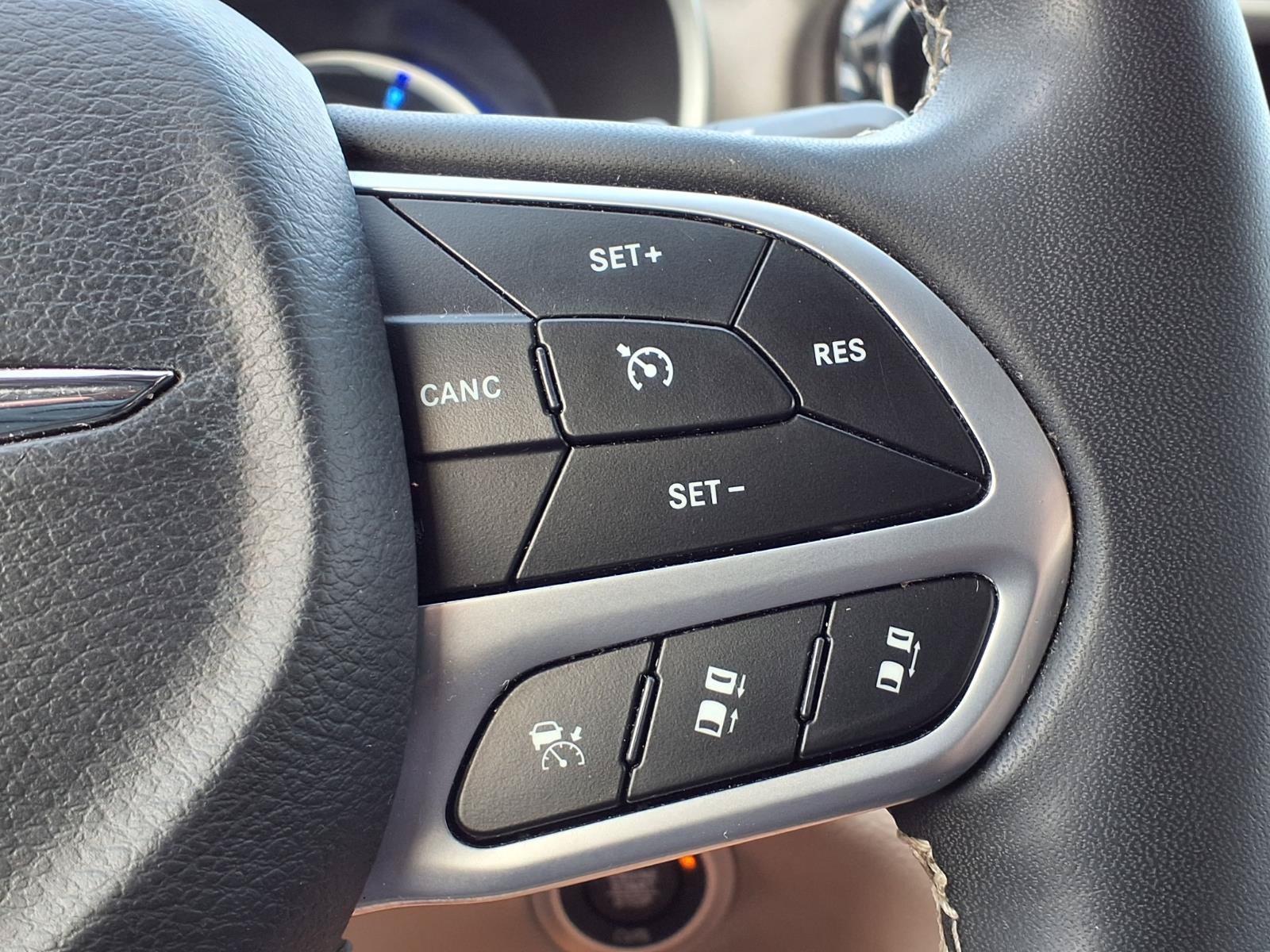 Used 2024 Chrysler Pacifica Limited FWD image 28
