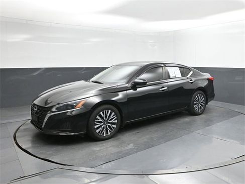 Used 2023 Nissan Altima 2.5 SV w/ SV Premium Package image 1