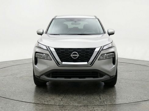 Used 2025 Nissan Rogue SV image 2