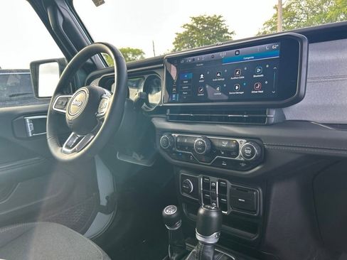 Used 2024 Jeep Wrangler Unlimited Sahara AWD/4WD image 25