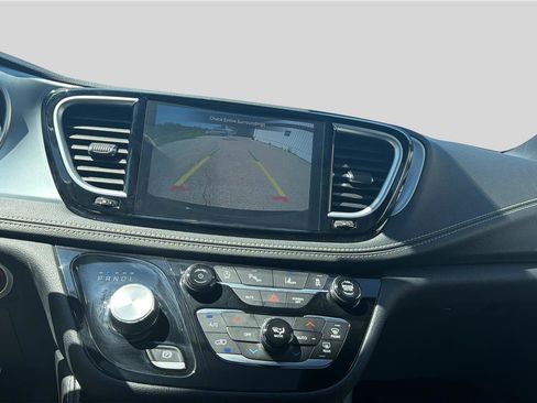Used 2026 Chrysler Pacifica Limited FWD image 12