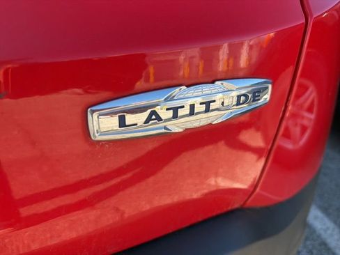 Used 2017 Jeep Renegade Latitude w/ Cold Weather Group image 11