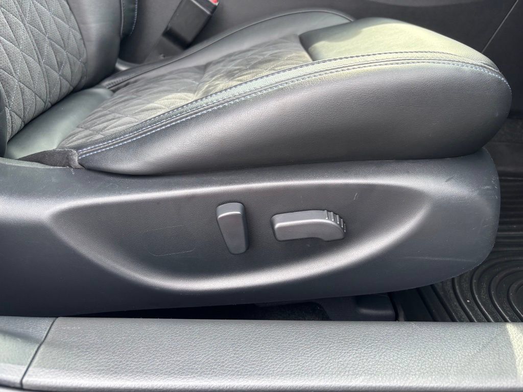 Used 2017 Nissan Maxima SR FWD image 21