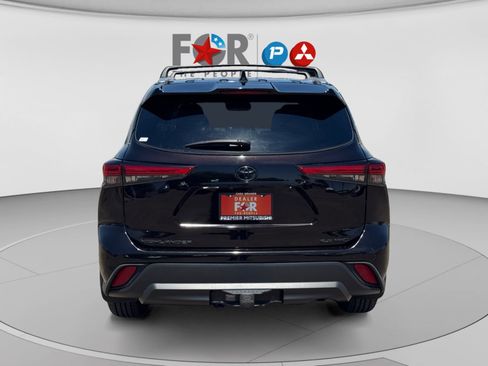 Used 2022 Toyota Highlander XLE AWD/4WD image 4