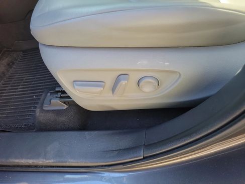 Used 2023 Toyota Highlander XLE FWD image 10
