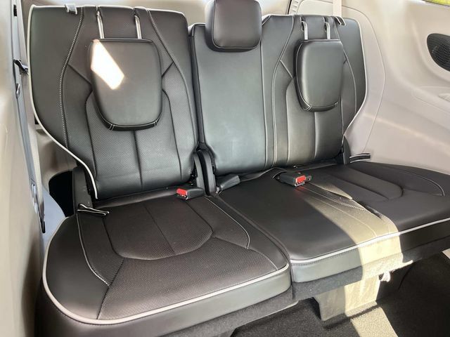 Used 2023 Chrysler Pacifica Limited FWD image 19