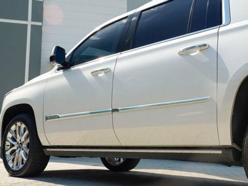 Used 2019 Cadillac Escalade ESV Premium Luxury RWD image 16