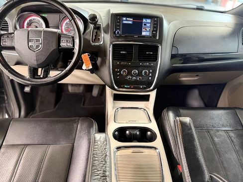 Used 2019 Dodge Grand Caravan SXT FWD image 2