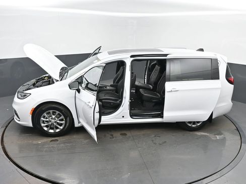 New 2026 Chrysler Pacifica Limited image 63