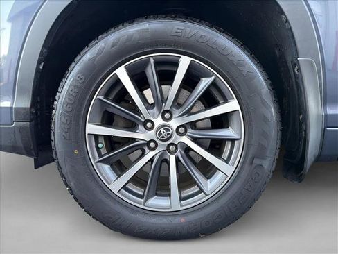 Used 2017 Toyota Highlander XLE image 9