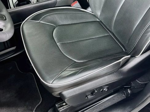 Used 2025 Chrysler Pacifica Limited FWD image 20
