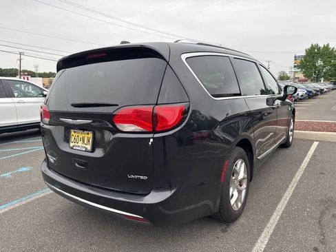 Used 2017 Chrysler Pacifica Limited FWD image 4