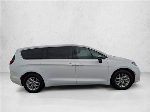 Used 2024 Chrysler Pacifica Touring-L FWD image 4