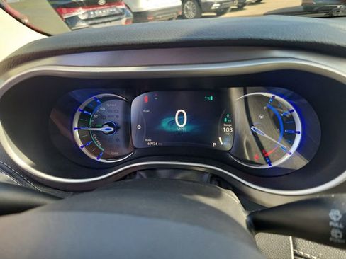 Used 2023 Chrysler Pacifica Touring-L FWD image 21