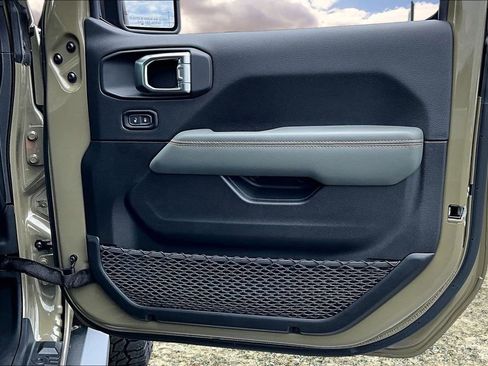 Used 2025 Jeep Gladiator Mojave AWD/4WD image 29