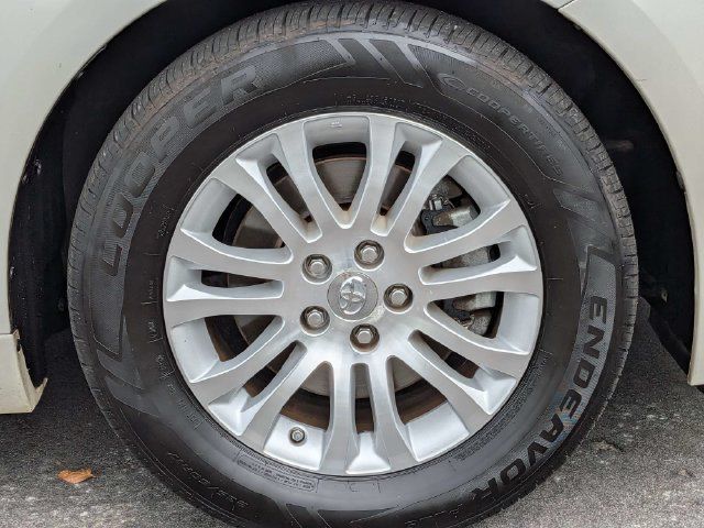 Used 2017 Toyota Sienna XLE Premium FWD image 12