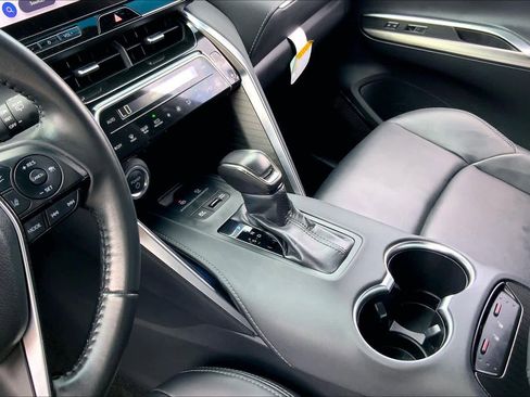 Used 2024 Toyota Venza XLE AWD/4WD image 16